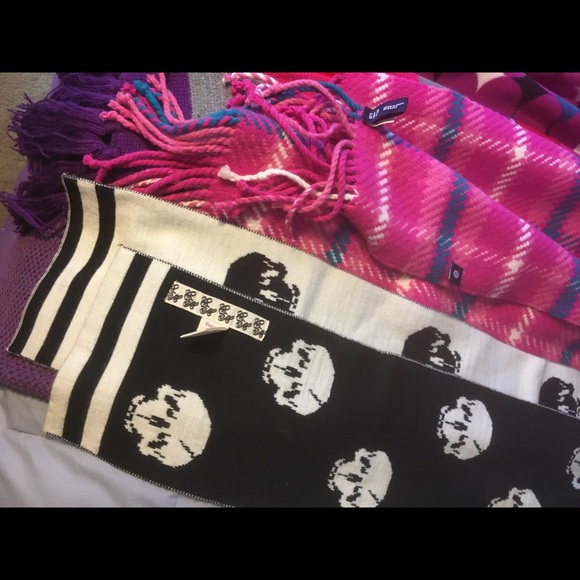 Women’s Scarves - Picture 2 of 6